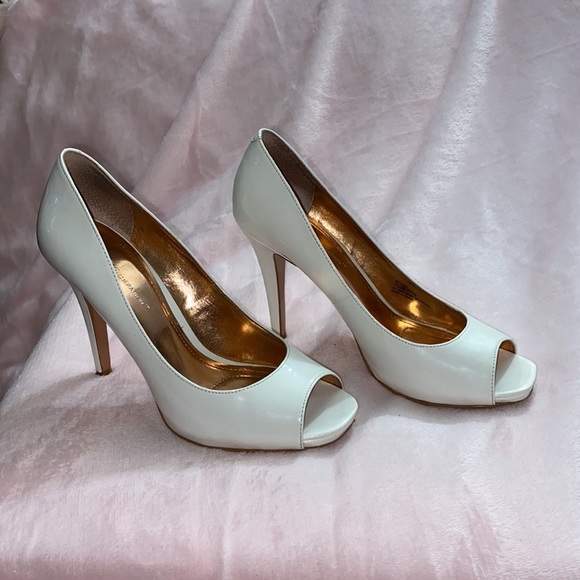 BCBGeneration WHITE PATENT PEEP TOE PUMPS - Picture 3 of 11